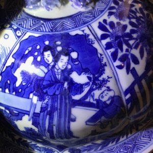 Een paar grote Chinese blauwwitte dekselvazen met figuren in vakverdeling, Kangxi — foto 60