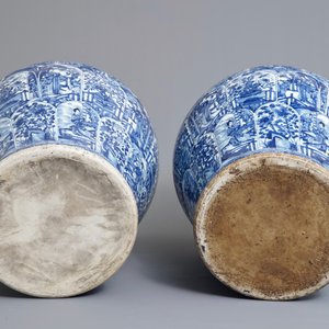 Een paar grote Chinese blauwwitte dekselvazen met figuren in vakverdeling, Kangxi — foto 6