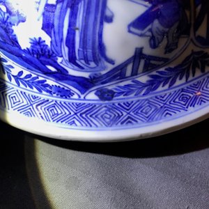 Een paar grote Chinese blauwwitte dekselvazen met figuren in vakverdeling, Kangxi — foto 62