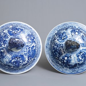 Een paar grote Chinese blauwwitte dekselvazen met figuren in vakverdeling, Kangxi — foto 7
