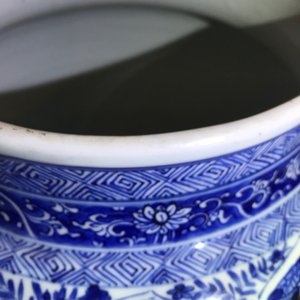Een paar grote Chinese blauwwitte dekselvazen met figuren in vakverdeling, Kangxi — foto 9