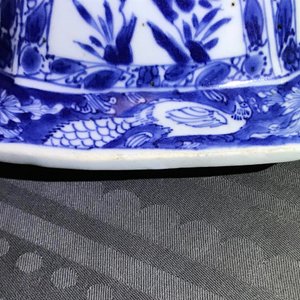 Een paar grote Chinese blauwwitte dekselvazen met floraal decor in vakverdeling, Kangxi — foto 23