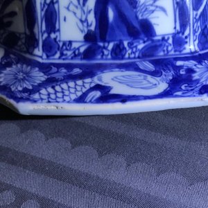 Een paar grote Chinese blauwwitte dekselvazen met floraal decor in vakverdeling, Kangxi — foto 25
