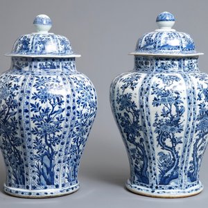 Een paar grote Chinese blauwwitte dekselvazen met floraal decor in vakverdeling, Kangxi — foto 3