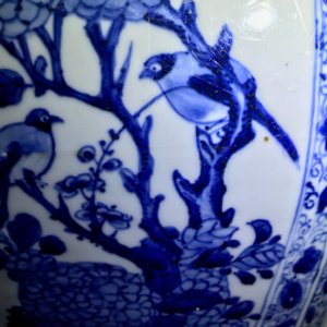 Een paar grote Chinese blauwwitte dekselvazen met floraal decor in vakverdeling, Kangxi — foto 42