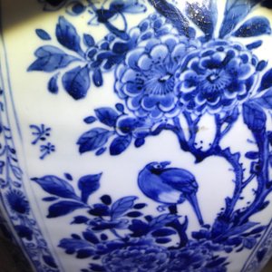Een paar grote Chinese blauwwitte dekselvazen met floraal decor in vakverdeling, Kangxi — foto 44