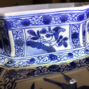 Een paar grote Chinese blauwwitte dekselvazen met floraal decor in vakverdeling, Kangxi — foto 48