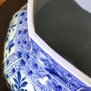 Een paar grote Chinese blauwwitte dekselvazen met floraal decor in vakverdeling, Kangxi — foto 56