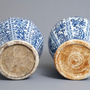 Een paar grote Chinese blauwwitte dekselvazen met floraal decor in vakverdeling, Kangxi — foto 6
