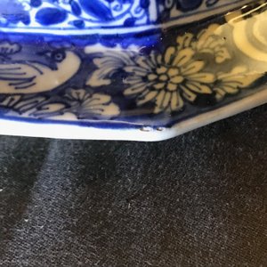 Een paar grote Chinese blauwwitte dekselvazen met floraal decor in vakverdeling, Kangxi — foto 10