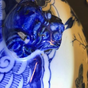 Een paar grote Chinese blauwwitte dekselvazen met vogels en bloemen, 19e eeuw — foto 9