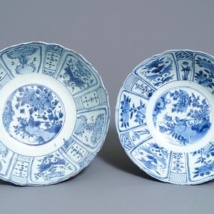 Een paar grote Chinese blauwwitte kraakporseleinen kommen, Wanli — foto 1