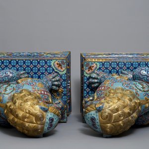 Een paar grote Chinese boeddhistische leeuwen in cloisonné, 19/20e eeuw — foto 6
