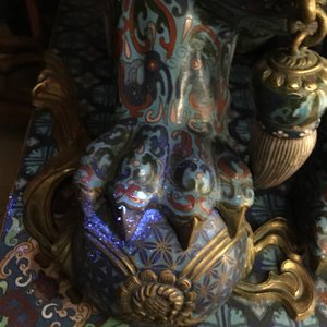 Een paar grote Chinese boeddhistische leeuwen in cloisonné, 19/20e eeuw — foto 8