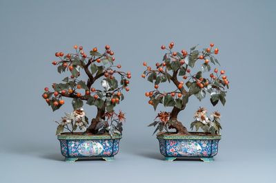 Een paar grote Chinese Canton email jardinières met bomen in jade en hardsteen, 19e eeuw