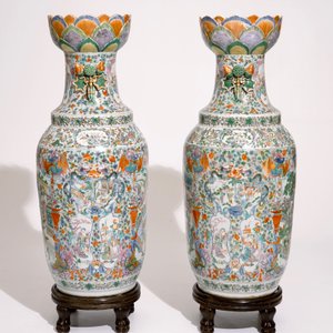Een paar grote Chinese Canton rose-verte vazen met lotusvormige halsrand, 19e eeuw — foto 2