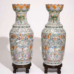Een paar grote Chinese Canton rose-verte vazen met lotusvormige halsrand, 19e eeuw — foto 4