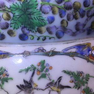 Een paar grote Chinese Canton rose-verte vazen met lotusvormige halsrand, 19e eeuw — foto 10
