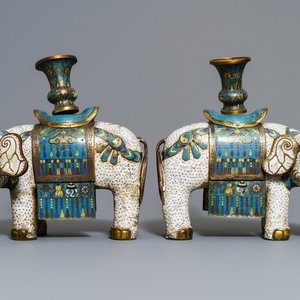 Een paar grote Chinese cloisonné modellen van olifanten, 19e eeuw — foto 1