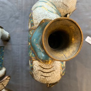 Een paar grote Chinese cloisonné modellen van olifanten, 19e eeuw — foto 14