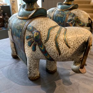 Een paar grote Chinese cloisonné modellen van olifanten, 19e eeuw — foto 16