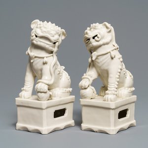 Een paar grote Chinese Dehua blanc de Chine boeddhistische leeuwen, Kangxi — foto 1