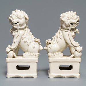 Een paar grote Chinese Dehua blanc de Chine boeddhistische leeuwen, Kangxi — foto 2