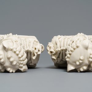 Een paar grote Chinese Dehua blanc de Chine boeddhistische leeuwen, Kangxi — foto 7