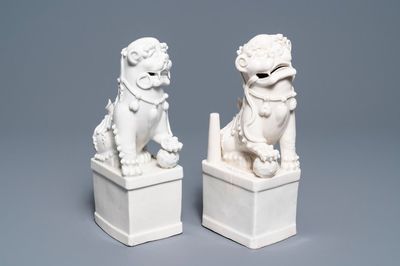 Een paar grote Chinese Dehua blanc de Chine wierookhouders in de vorm van boeddhistische leeuwen, Kangxi