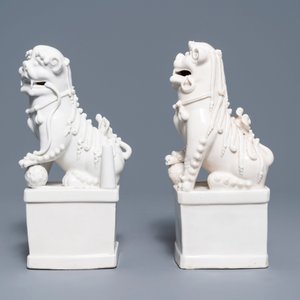 Een paar grote Chinese Dehua blanc de Chine wierookhouders in de vorm van boeddhistische leeuwen, Kangxi — foto 5