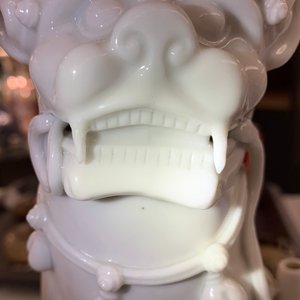 Een paar grote Chinese Dehua blanc de Chine wierookhouders in de vorm van boeddhistische leeuwen, Kangxi — foto 9