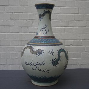 Een paar grote Chinese doucai vazen met draken, Qianlong merk, 19e eeuw — foto 12