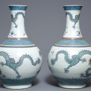 Een paar grote Chinese doucai vazen met draken, Qianlong merk, 19e eeuw — foto 2