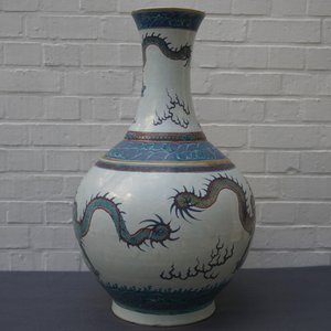 Een paar grote Chinese doucai vazen met draken, Qianlong merk, 19e eeuw — foto 8