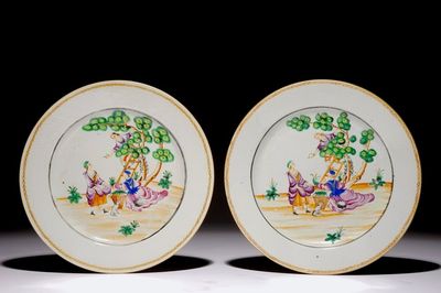 Een paar grote Chinese famille rose borden met kersenplukkers, Qianlong