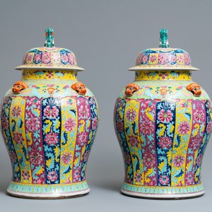 Een paar grote Chinese famille rose dekselvazen, 19e eeuw — foto 4