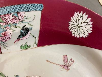 Een paar grote Chinese famille rose 'hanen' schotels met robijnrode fondkleur, Yongzheng — foto 8
