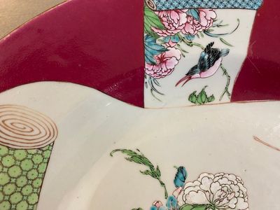 Een paar grote Chinese famille rose 'hanen' schotels met robijnrode fondkleur, Yongzheng — foto 9