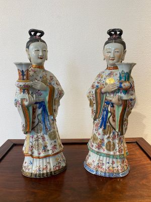 Een paar grote Chinese famille rose kandelaars in de vorm van hofdames, Qianlong — foto 1