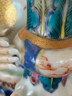 Een paar grote Chinese famille rose kandelaars in de vorm van hofdames, Qianlong — foto 10