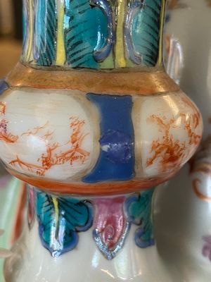 Een paar grote Chinese famille rose kandelaars in de vorm van hofdames, Qianlong — foto 11