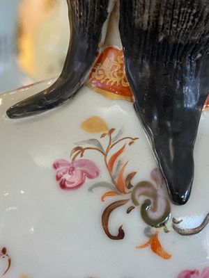 Een paar grote Chinese famille rose kandelaars in de vorm van hofdames, Qianlong — foto 13