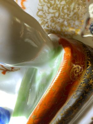 Een paar grote Chinese famille rose kandelaars in de vorm van hofdames, Qianlong — foto 16