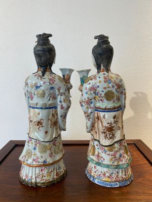 Een paar grote Chinese famille rose kandelaars in de vorm van hofdames, Qianlong — foto 3