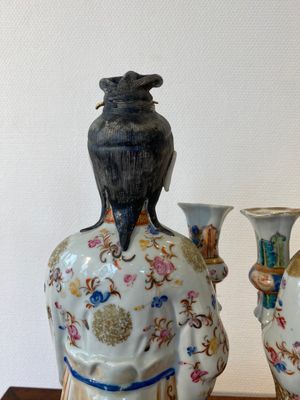 Een paar grote Chinese famille rose kandelaars in de vorm van hofdames, Qianlong — foto 4