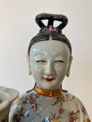 Een paar grote Chinese famille rose kandelaars in de vorm van hofdames, Qianlong — foto 6