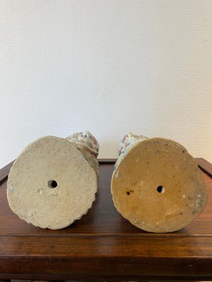 Een paar grote Chinese famille rose kandelaars in de vorm van hofdames, Qianlong — foto 7