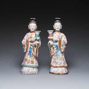 Een paar grote Chinese famille rose kandelaars in de vorm van hofdames, Qianlong — foto 2