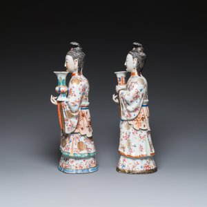 Een paar grote Chinese famille rose kandelaars in de vorm van hofdames, Qianlong — foto 5