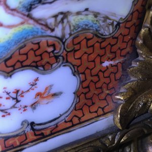 Een paar grote Chinese famille rose 'mandarijnse' dekselvazen met verguld bronzen montuur, Qianlong — foto 18
